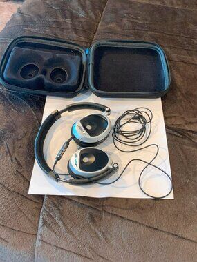 BOSE ON EAR TRI PORT WIRED HEADPHONES WITH CASE